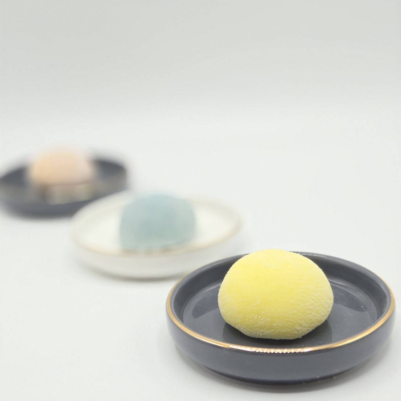 Cioccolato che sorprende mochi su piattino